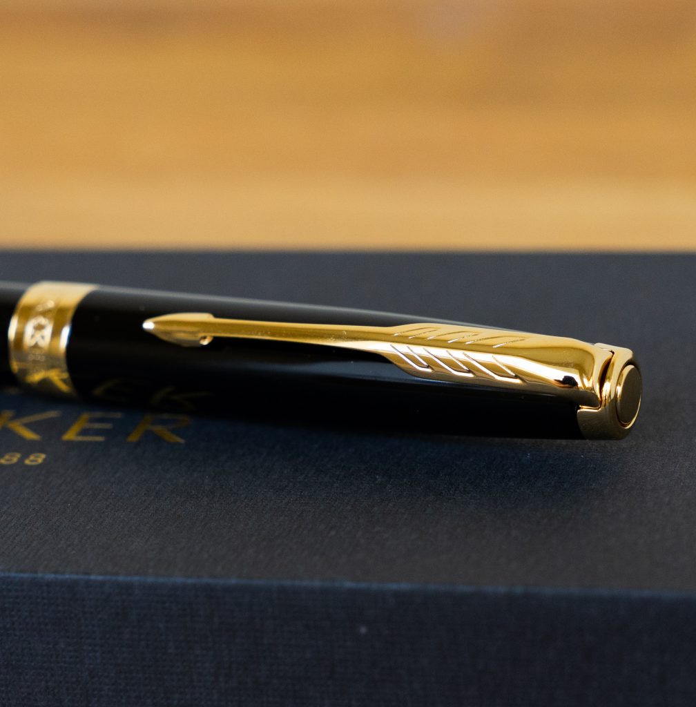 Parker Sonnet Black Lacquer Slim Kugelschreiber in attraktiver Geschenkbox mit gold-beschichteten Zierteilen mittlere Schreibspitze