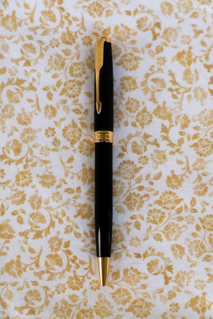 Parker Sonnet Black Lacquer Slim Kugelschreiber in attraktiver Geschenkbox mit gold-beschichteten Zierteilen mittlere Schreibspitze